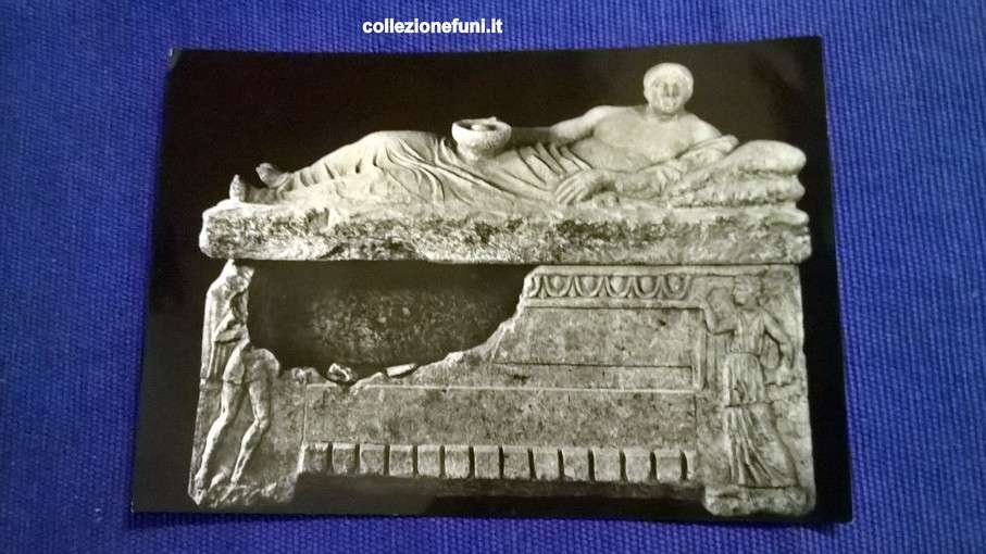 Cartolina Orvieto Museo dell'Opera. Sarcofago.
